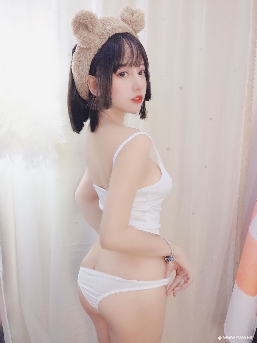 斗鱼主播@过期米线线喵 – 白色吊带-像素点