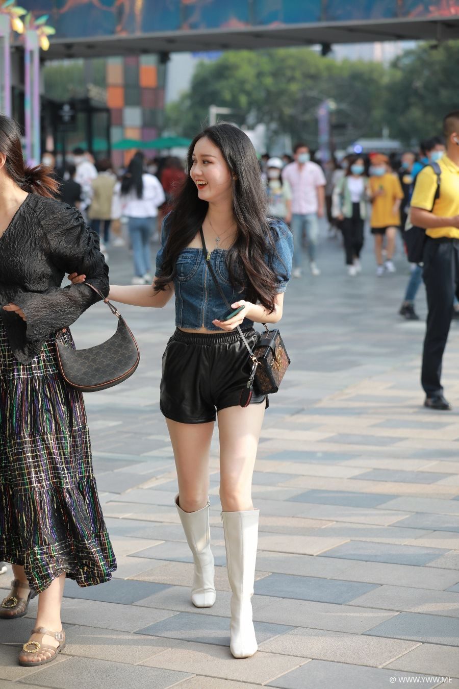 四九城嘎子街拍作品 – 黑皮热裤闺蜜 写真-像素点