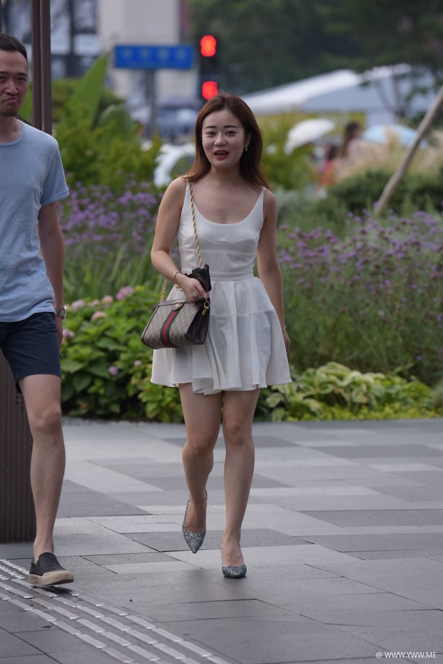 精选街拍 – 白色连衣裙美女-像素点