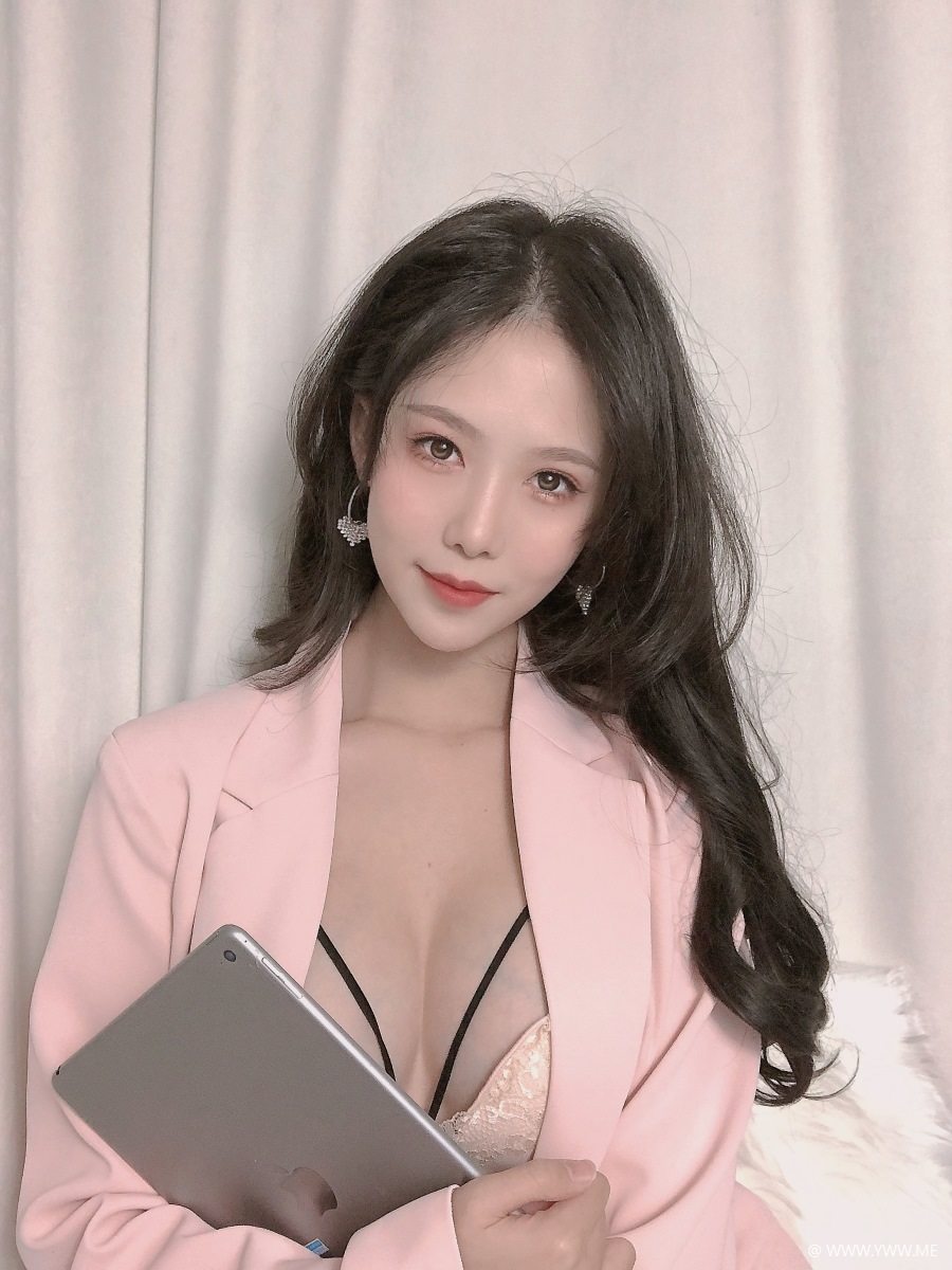 微博人气Coser@抖娘-利世 粉色西装-像素点