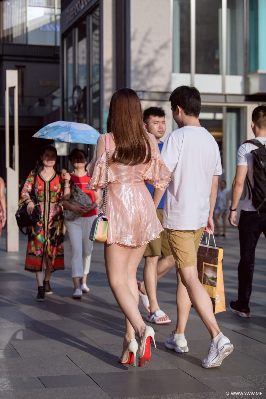 精选街拍 – 高跟鞋短裙大长腿-像素点