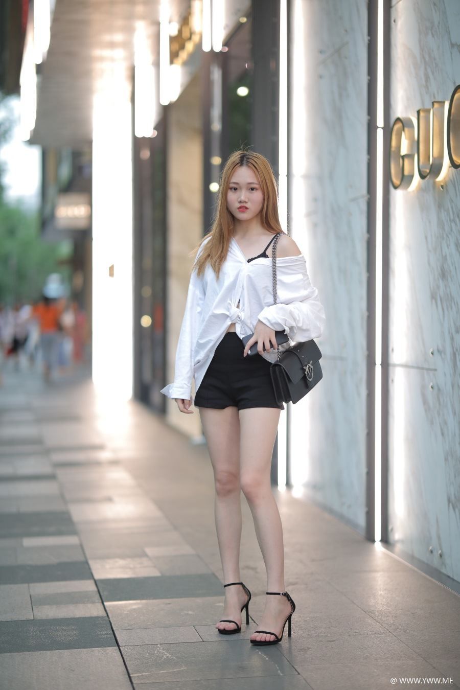 精选街拍 – 好白嫩的美腿姑娘-像素点