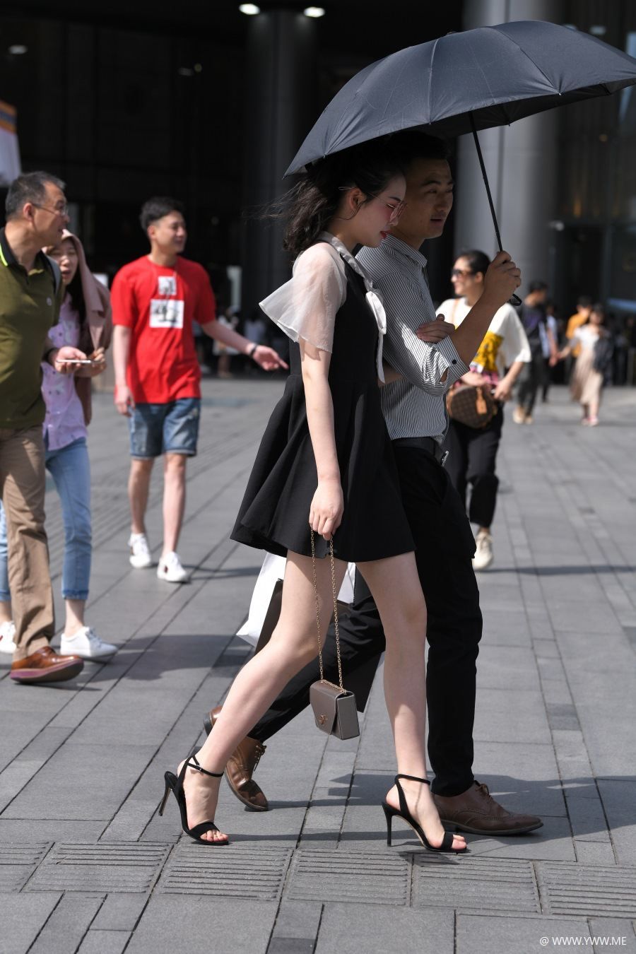 精选街拍 – 黑裙高跟凉鞋美腿-像素点