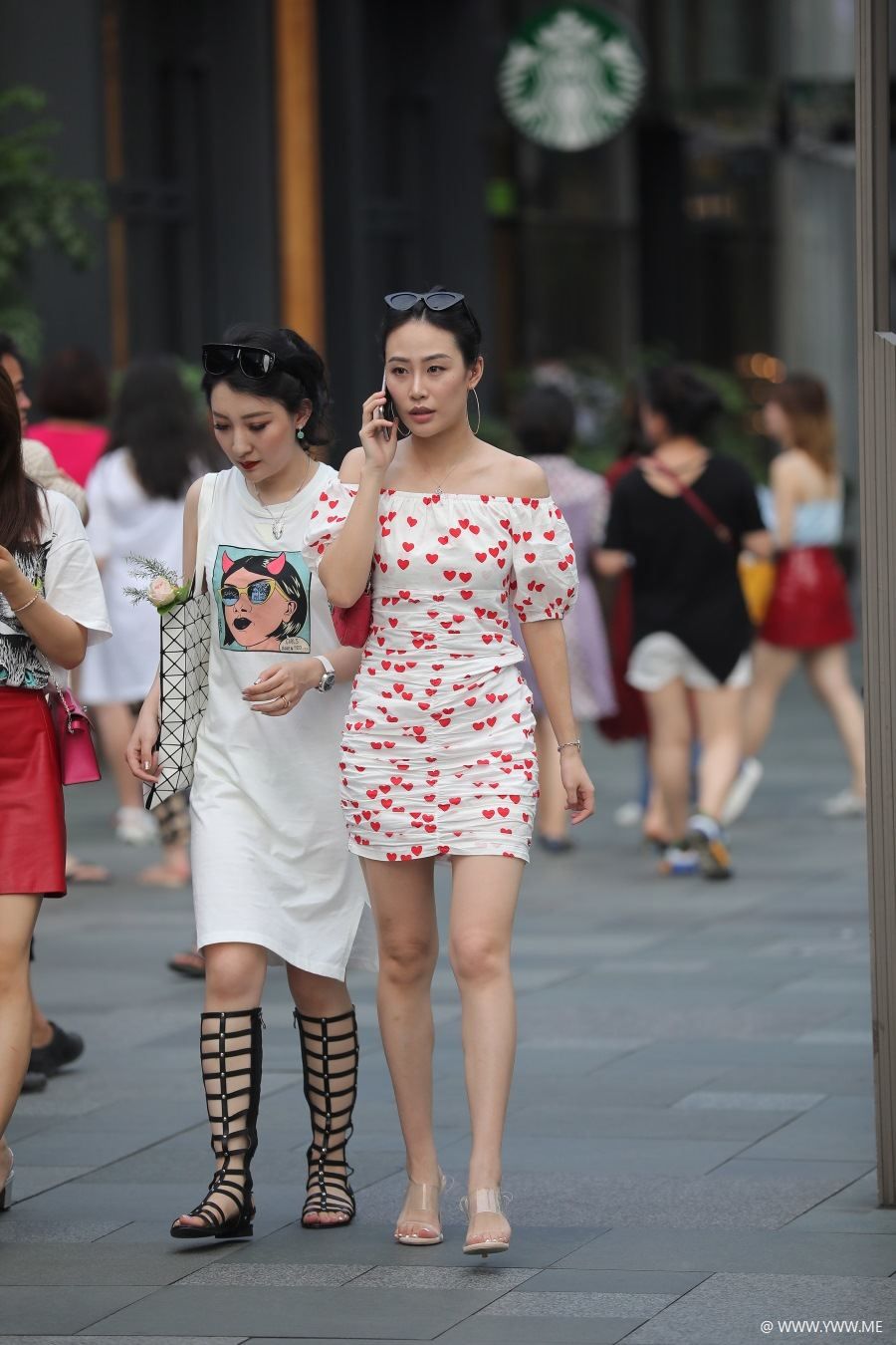 精选街拍 – 美丽花裙小姐姐-像素点