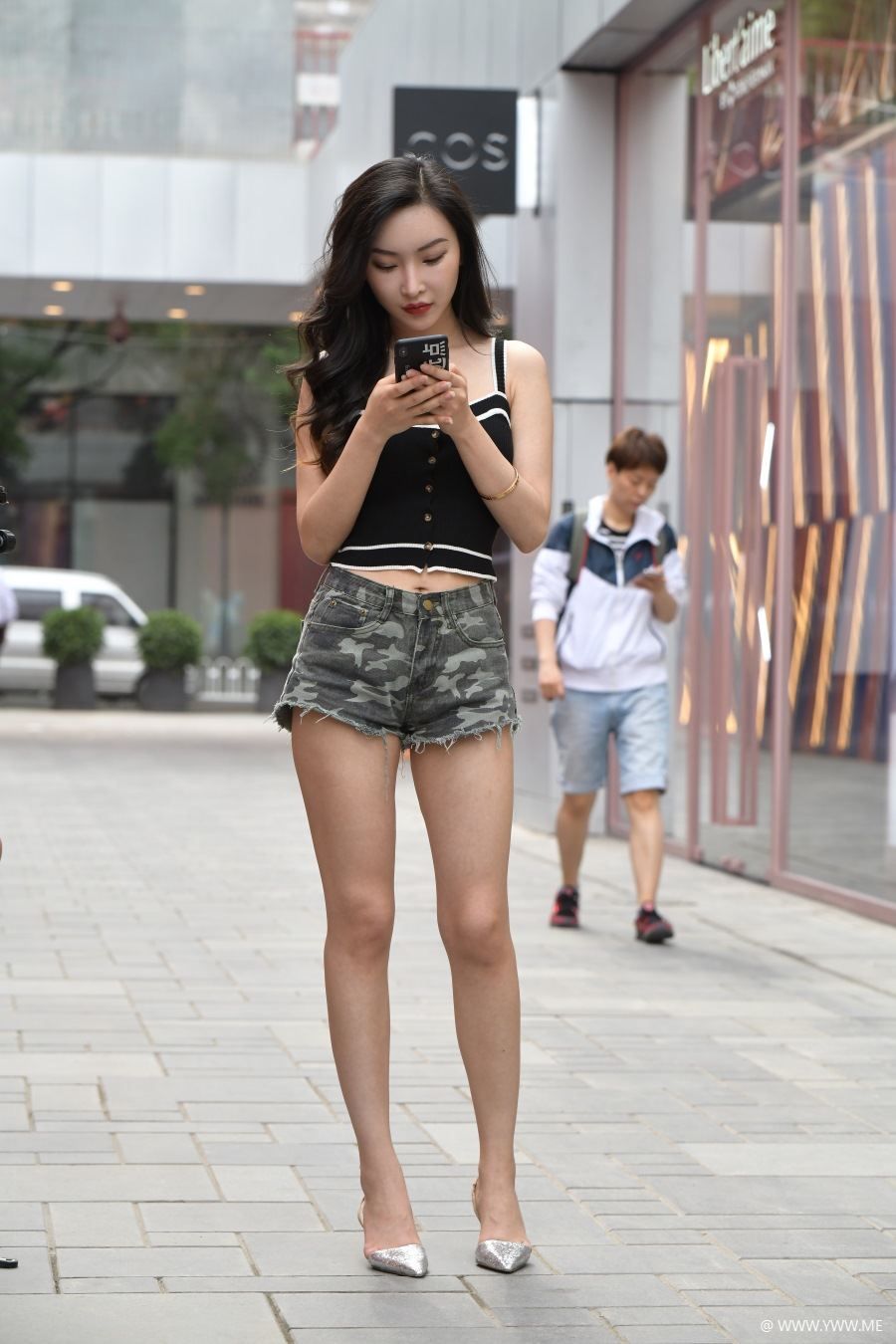精选街拍 – 迷彩热裤大长腿美女-像素点