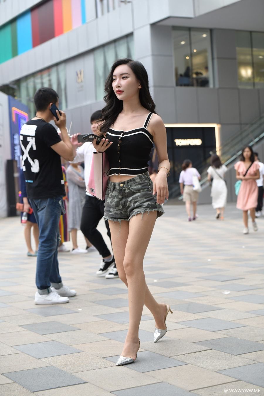 精选街拍 – 迷彩热裤大长腿美女-像素点