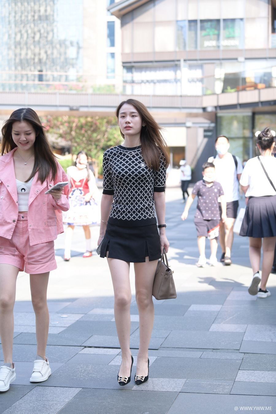 精选街拍 – 气质逼人的美女,喜欢她-像素点