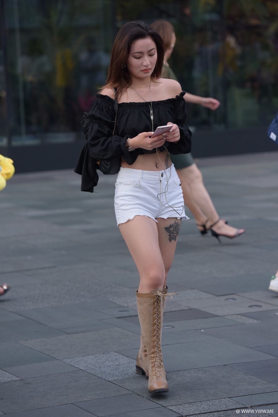 精选街拍 – 气质连衣裙美女-像素点