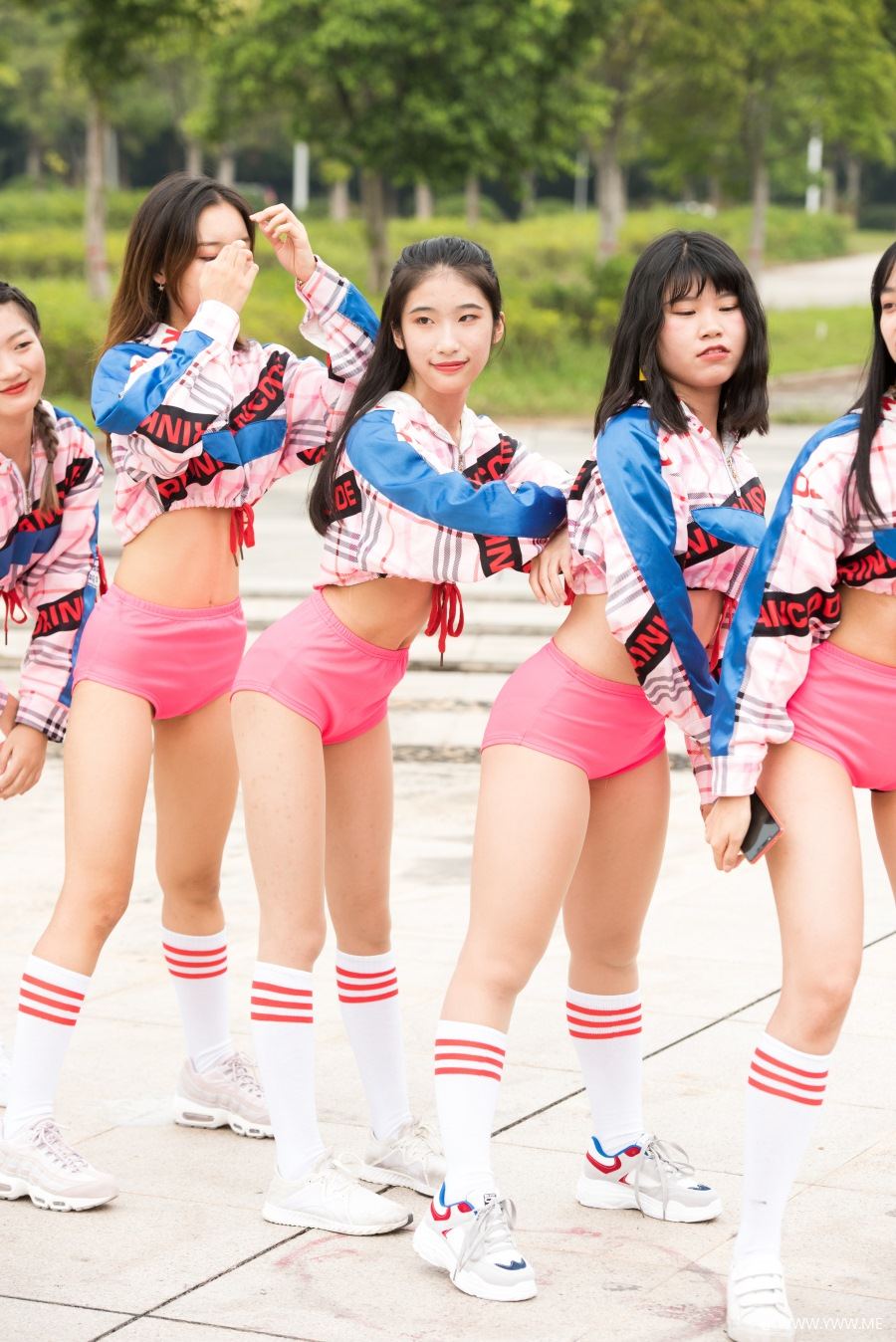 精选街拍 – 青春少女啦啦队超短裤大长腿-像素点