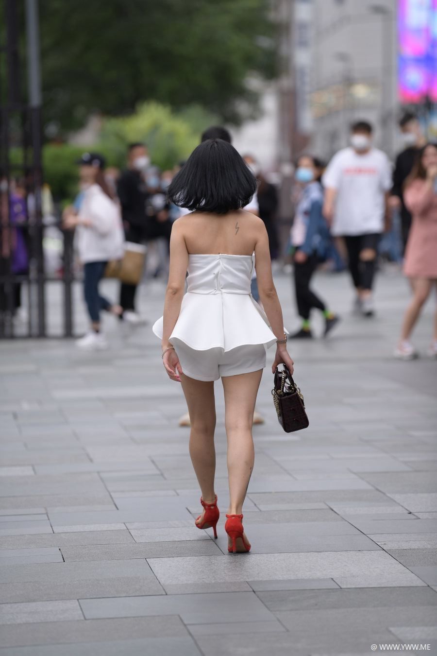 精选街拍 – 性感抹胸短发少妇-像素点