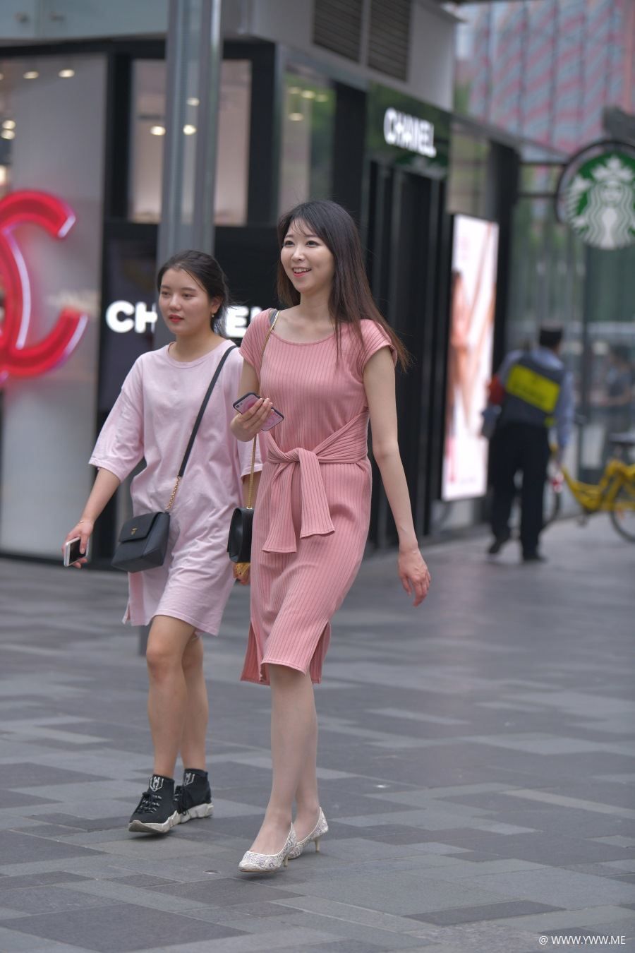 精选街拍 – 粉裙肉丝高跟美女-像素点