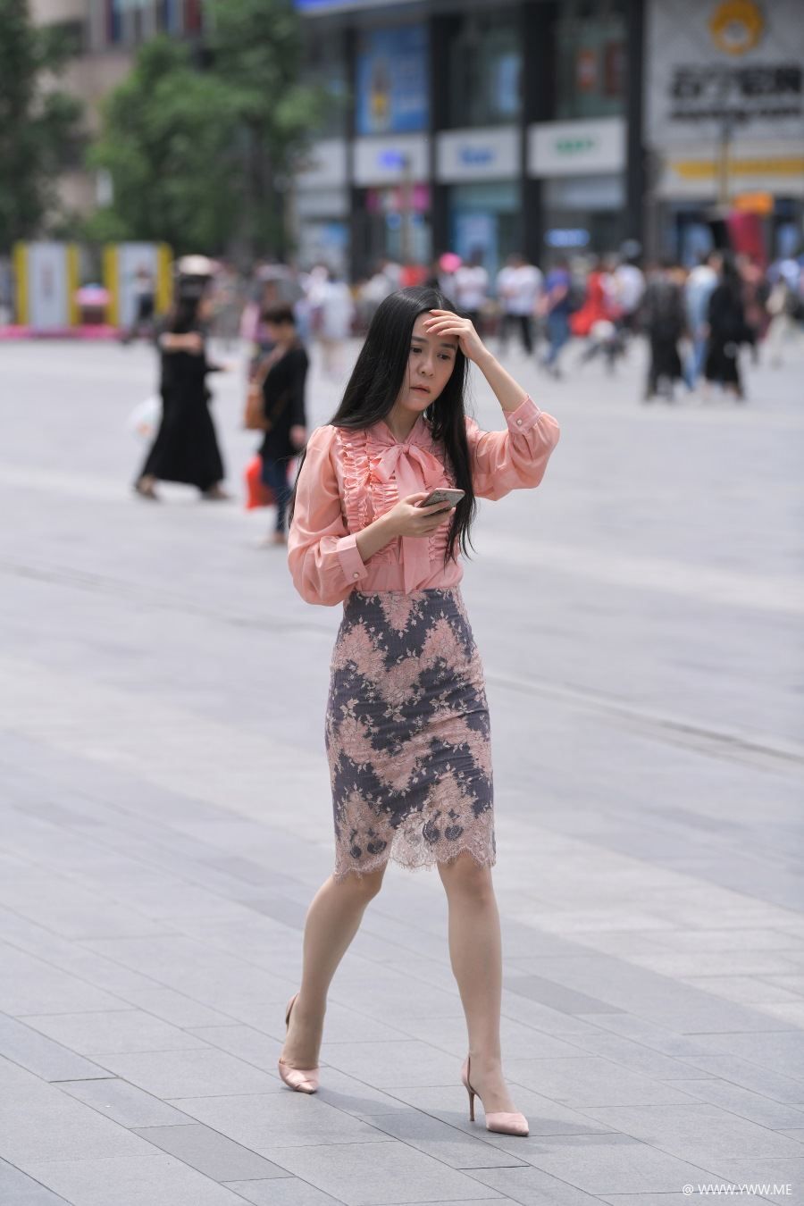 精选街拍 – 肉丝高跟气质美女-像素点
