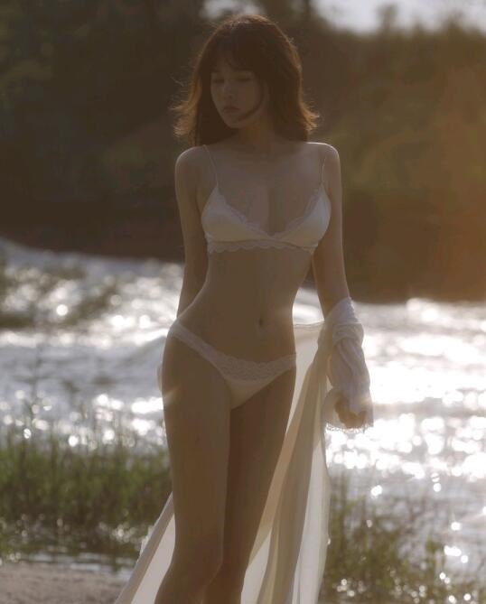 [XiuRen秀人网] 2022.06.02 No.5098 许嘉欣 长衫美腿