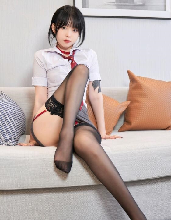 [XiuRen秀人网] 2022.06.23 No.5182 奶瓶. 黑丝美腿