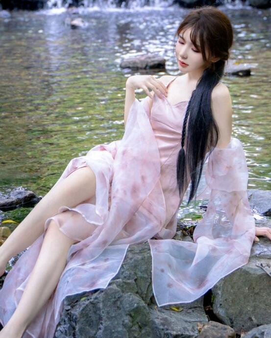 [XiuRen秀人网] 2022.10.11 No.5690 婠婠么 美腿长裙