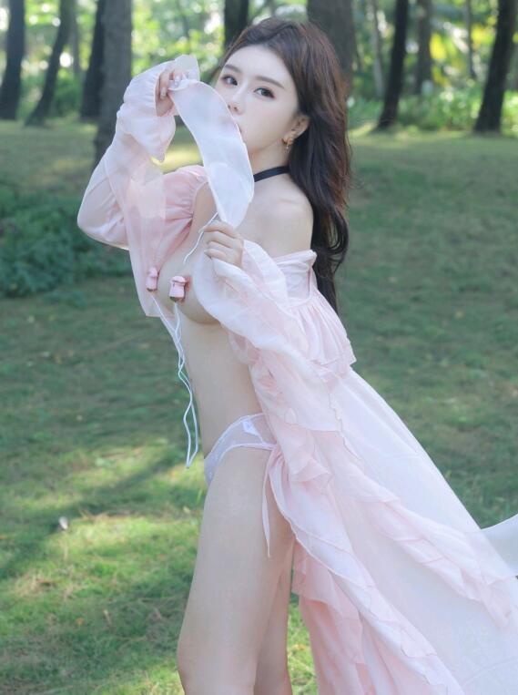 [XiuRen秀人网] 2024.01.23 No.8007 小薯条nienie 户外美腿