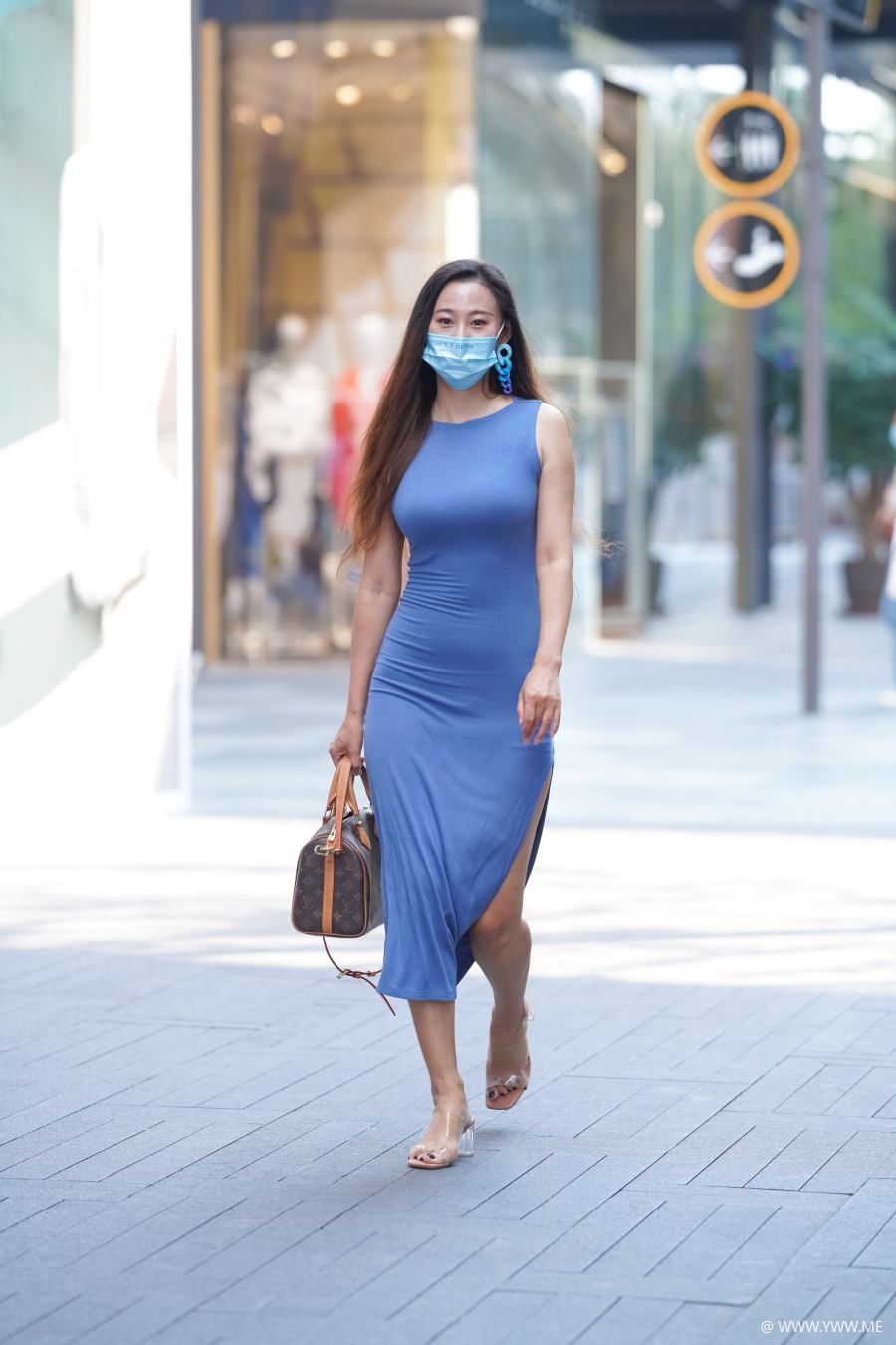 精选街拍 – 蓝色修身长裙-像素点