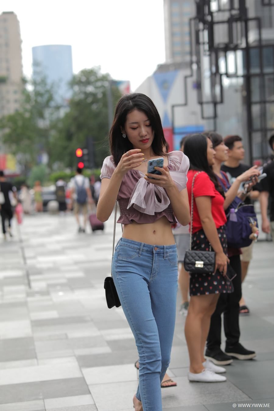 精选街拍 – 窈窕铅笔牛仔裤-像素点